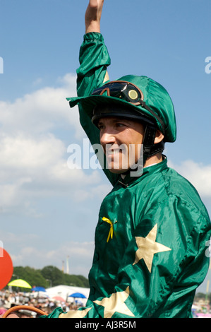 Frankie Dettori festeggia dopo aver vinto il Derby inglese su autorizzati, 2007 Foto Stock