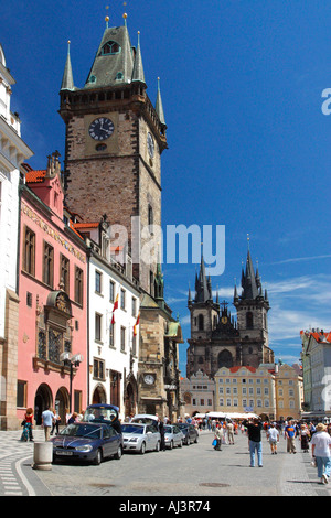 Piazza della Città Vecchia con i turisti e i pedoni Praga Repubblica Ceca Europa orientale UE Foto Stock