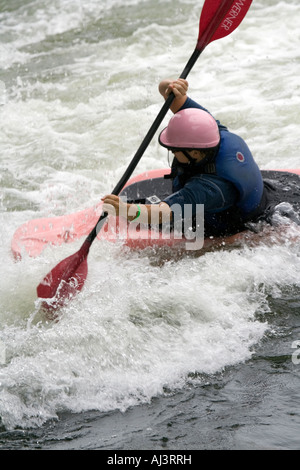 Pagaiando attraverso corrente di whitewater Foto Stock