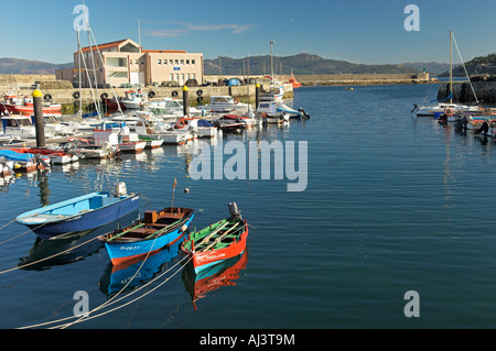 Porto con piccole imbarcazioni Porto de Son Galizia Spagna Foto Stock