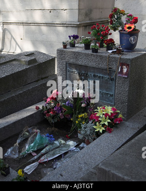Tomba di Jim Morrison delle porte al cimitero di Pere Lachaise Parigi Francia. Foto Stock