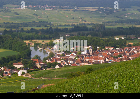 Una vista della Vallée de la Marne fiume e vigneti e il villaggio Cumieres, il villaggio di Hautvillers nella Vallée de la Marne, Champagne, Marne, Ardenne, Francia Foto Stock