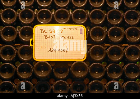 Bottiglie di Champagne impilati in un sotterraneo cantina a volta chiusa con argento e verde di tappi a corona di capsule in totale 129956 bottiglie di Champagne Deutz in Ay, Vallée de la Marne, Champagne, Marne, Ardenne, Francia Foto Stock