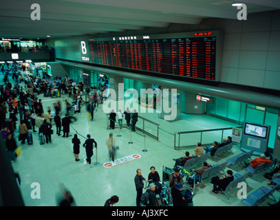 Occupato airport terminal movimento sfocato Foto Stock