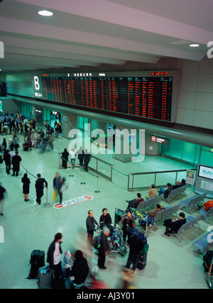 Occupato airport terminal movimento sfocato Foto Stock