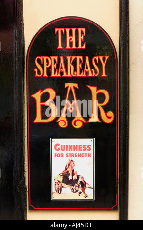 Segno di Guinness sul lato di un pub Killarney County Kerry Irlanda Foto Stock