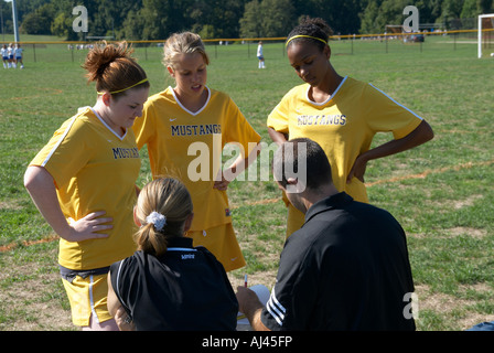 Colloqui in pullman alla high school girls soccer team prima del gioco Foto Stock
