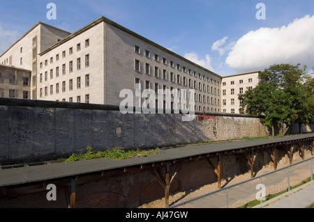 La Topografia del Terrore museo e in parte di uno degli ultimi originali restanti sezioni del muro di Berlino. Foto Stock