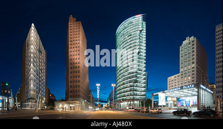 A 5 foto stitch immagine panoramica di rivalorizzare la zona intorno a Potsdamer Platz al tramonto di sera. Foto Stock