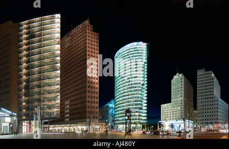 A 2 foto stitch immagine panoramica di rivalorizzare la zona intorno a Potsdamer Platz di notte. Foto Stock