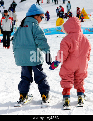 Due giovani ragazzi in vivaio piste a Grimentz svizzera Foto Stock