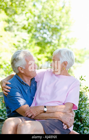 Coppia senior sorridente ad ogni altro Foto Stock