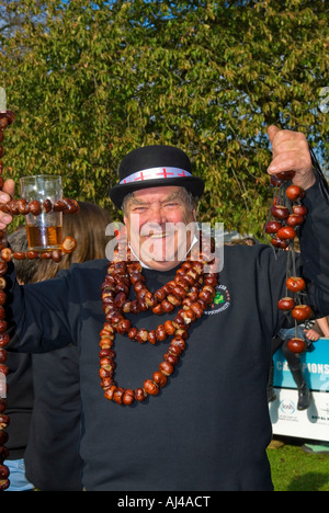 Il re Davide Conker Jakins visualizzando una stringa di conkers Foto Stock