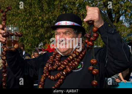 Il re Davide Conker Jakins visualizzando una stringa di conkers Foto Stock