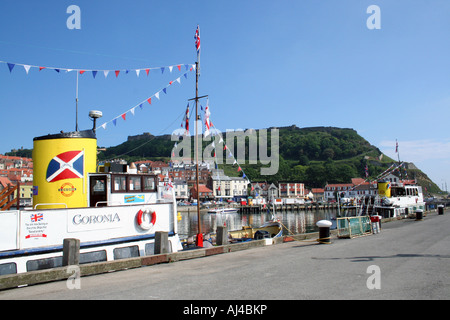 Vista panoramica di barche ormeggiate da Pier a Scarborough Harbour, North Yorkshire, Inghilterra. Foto Stock