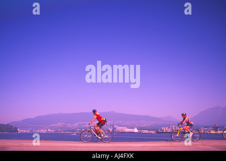 Escursioni in bicicletta sul Seawall in Stanley Park a Vancouver British Columbia Canada Foto Stock