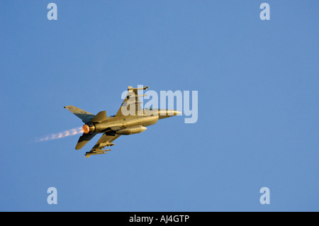 Armati F-16 accelerando a getto con Afterburner durante 2007 Thunder su Louisville Air Show Louisville Kentucky Foto Stock