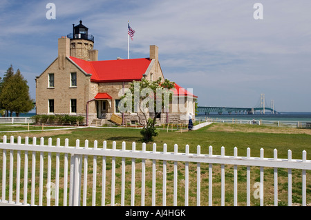 Old Mackinac Point Lighthouse e Pickett recinto con ponte Mackinac sullo sfondo il Lago Huron Mackinaw City Michigan Foto Stock