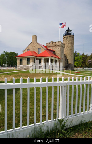 Old Mackinac Point Lighthouse e Pickett recinzione Lago Huron Mackinaw City Michigan Foto Stock