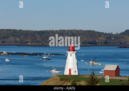 Vista di Mulholland Point Lighthouse Passamaquoddy Bay e Maine Campobello Island New Brunswick Canada Foto Stock