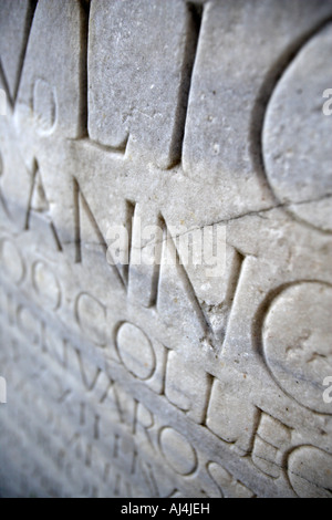 Dedicatario iscrizione in latino sulla pietra, Antico Porto Romano di Ostia, Italia Foto Stock