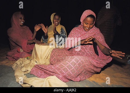 Donne nomadi in Adrar Plateau divertente, Mauritania. Foto Stock