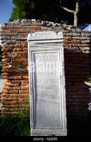 Dedicatario iscrizione in latino sulla pietra, Antico Porto Romano di Ostia, Italia Foto Stock