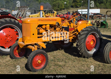 Antique Minneapolis Moline trattore sul display all'Heritage Festival Lanesville Indiana Foto Stock