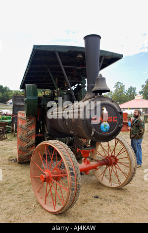 Uomo che guarda un antico J I caso di vapore azienda il trattore durante il trattore mostra presso Heritage Festival Lanesville Indiana Foto Stock