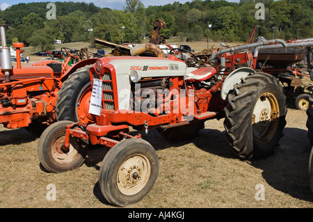 Antique 1956 Ford 901 Powermaster trattore sul display all'Heritage Festival Lanesville Indiana Foto Stock