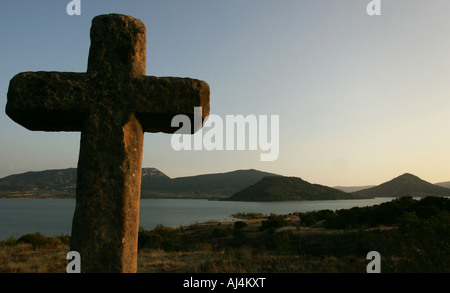 Croce di pietra a Celles vicino alla riva del Lac du Salagou Lago Salagou in l Herault regione del Languedoc in Francia Foto Stock
