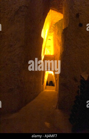 Nella cantina sotterranea che è una vecchia cava di gesso: si può vedere come la pietra è stata tagliata nella roccia, Champagne Ruinart, Reims, Champagne, Marne, Ardenne, Francia, bassa luce grano sgranate Foto Stock