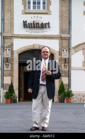 Jean-Philippe Moulin, cantina o Master Chef de Cave, la degustazione di uno dei vini che ha fatto al di fuori dell'edificio principale, Champagne Ruinart, Reims, Champagne, Marne, Ardenne, Francia Foto Stock