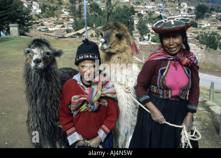 BOLIVIA la madre e il figlio con la loro llama sulla strada fuori la capitale La Paz Foto Stock