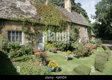 Un giardino cottage nel villaggio Costwold di grande Tew Foto Stock