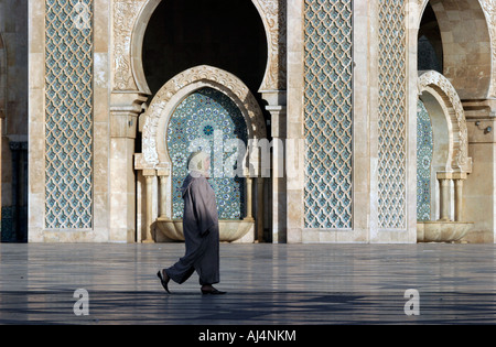 La donna a piedi la Moschea di Hassan II Casablanca in Marocco Foto Stock