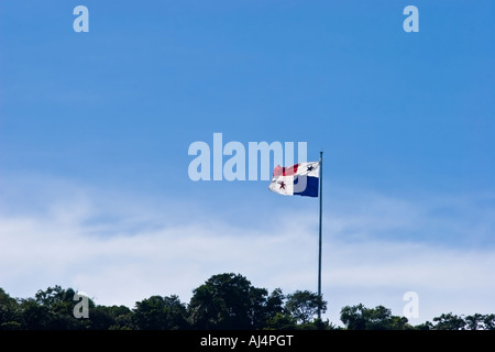 Bandiera panamense sventolare sulla cima di Ancon Hill Foto Stock
