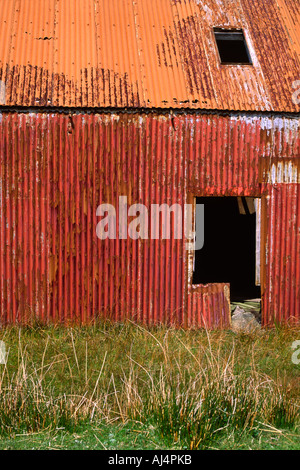Un arrugginito ferro corrugato shieling sull'isola delle Ebridi di Lewis Foto Stock
