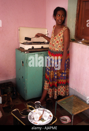 Una donna arrosti chicchi verdi di caffè per una tradizionale cerimonia di caffè Foto Stock