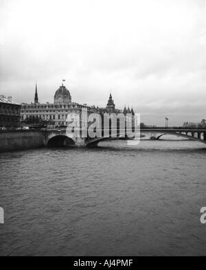 Pont Notre Dame Bridge, Commerce legge corte e la Conciergerie Parigi Francia Foto Stock