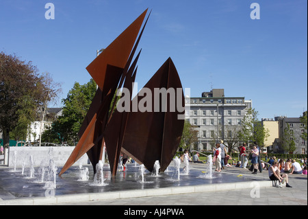 Il V Centenario Fontana nel verde Eyre Square nel cuore della città di Galway contea di Galway Repubblica di Irlanda Foto Stock