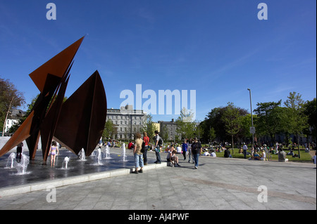 Il V Centenario Fontana e JFK Memorial Park Eyre Square nel cuore della città di Galway contea di Galway Repubblica di Irlanda Foto Stock