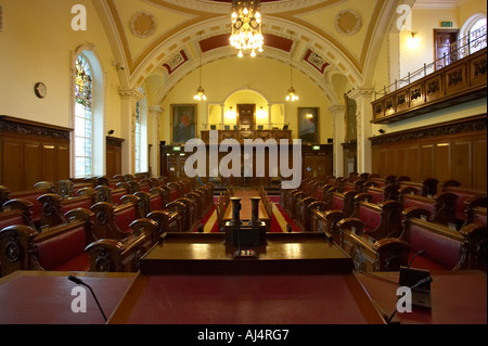 Guardando verso il basso lungo la camera di consiglio dal Signore sindaci sede belfast city hall costruito nel 1906 nella contea di Antrim Irlanda del Nord Foto Stock