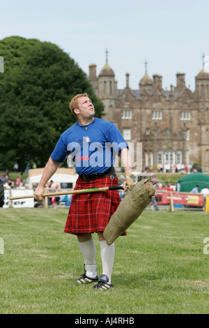 David Barron da New York City si prepara a passo il covone al Glenarm Castle International Highland Games Foto Stock