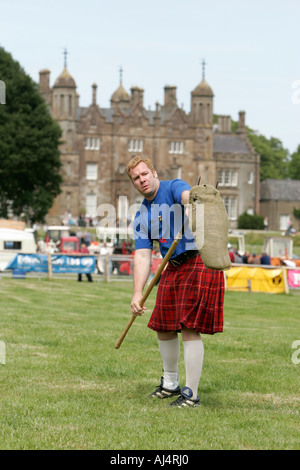 David Barron da New York City si prepara a passo il covone al Glenarm Castle International Highland Games Foto Stock