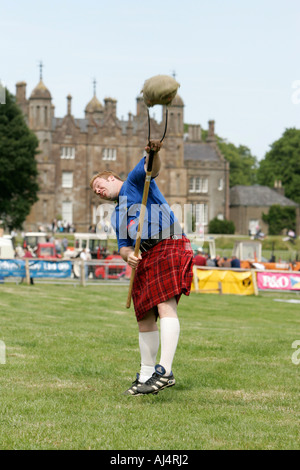 David Barron da New York City passi il covone al Glenarm Castle International Highland Games Foto Stock