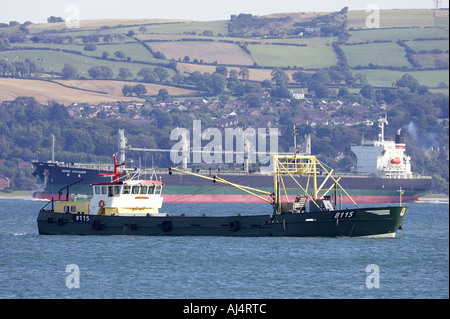 Nord voyager portarinfuse nave passa cozza grande barca da pesca a strascico dregding per le cozze in mare off holywood Foto Stock