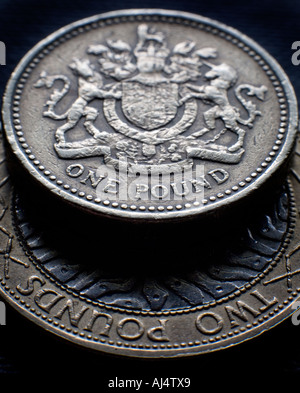 Una libbra e due pound moneta dalla grande British Pound valuta Foto Stock