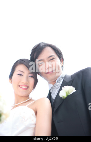 Sposa e lo sposo guardando la fotocamera Foto Stock