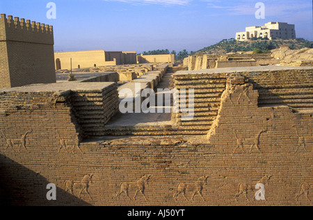 Antica città di Babilonia e figure di animali su pareti Iraq Foto Stock